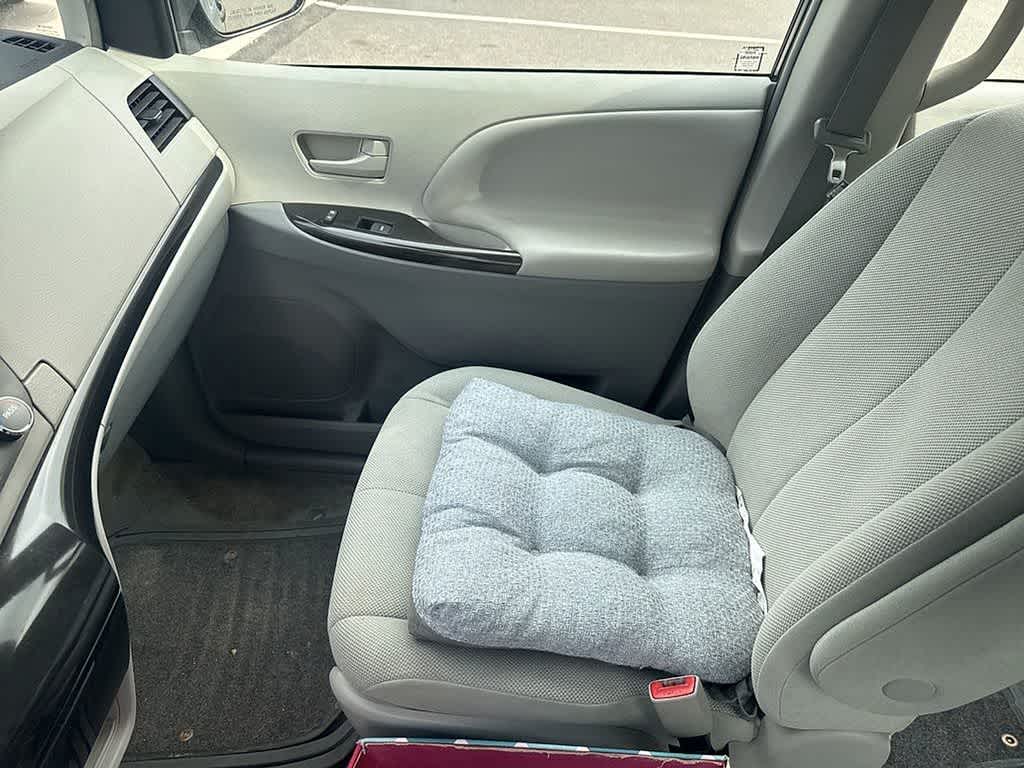 Thumbnail: 2013 Toyota Sienna - 20