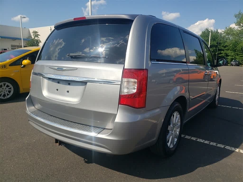 Thumbnail: 2016 Chrysler Town & Country - 5