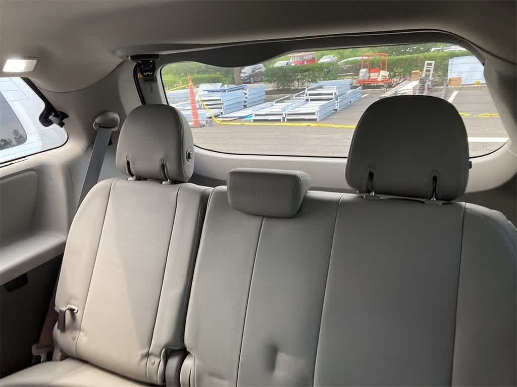 Thumbnail: 2017 Toyota Sienna - 8