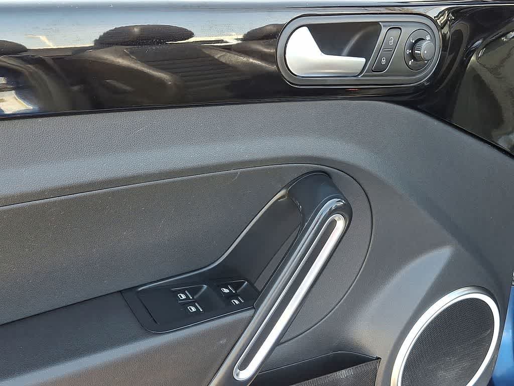 Thumbnail: 2014 Volkswagen Beetle - 10