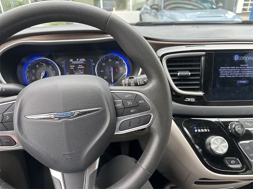 Thumbnail: 2017 Chrysler Pacifica - 10