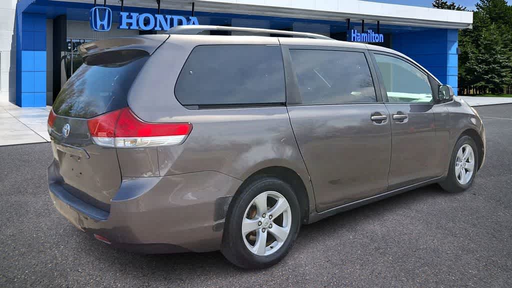 Thumbnail: 2011 Toyota Sienna - 8