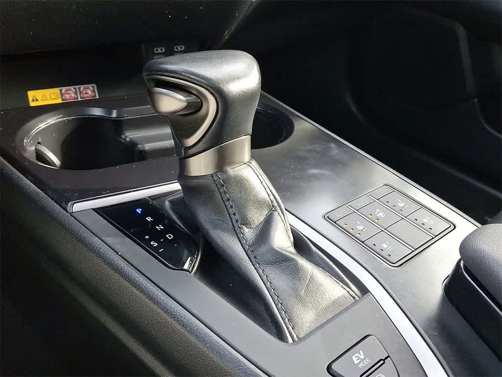 Thumbnail: 2023 Lexus UX - 12