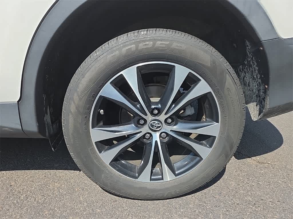 Thumbnail: 2015 Toyota RAV4 - 9