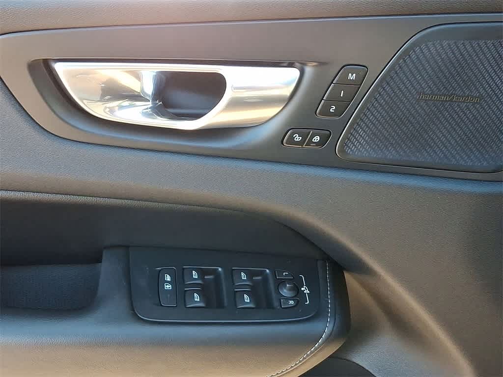 Thumbnail: 2022 Volvo XC60 - 10