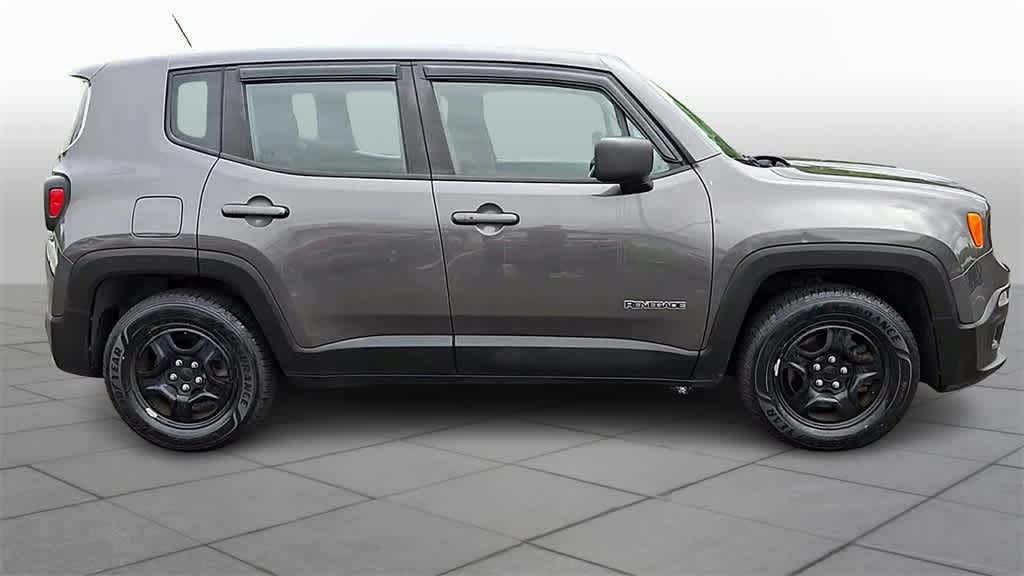 Thumbnail: 2016 Jeep Renegade - 9