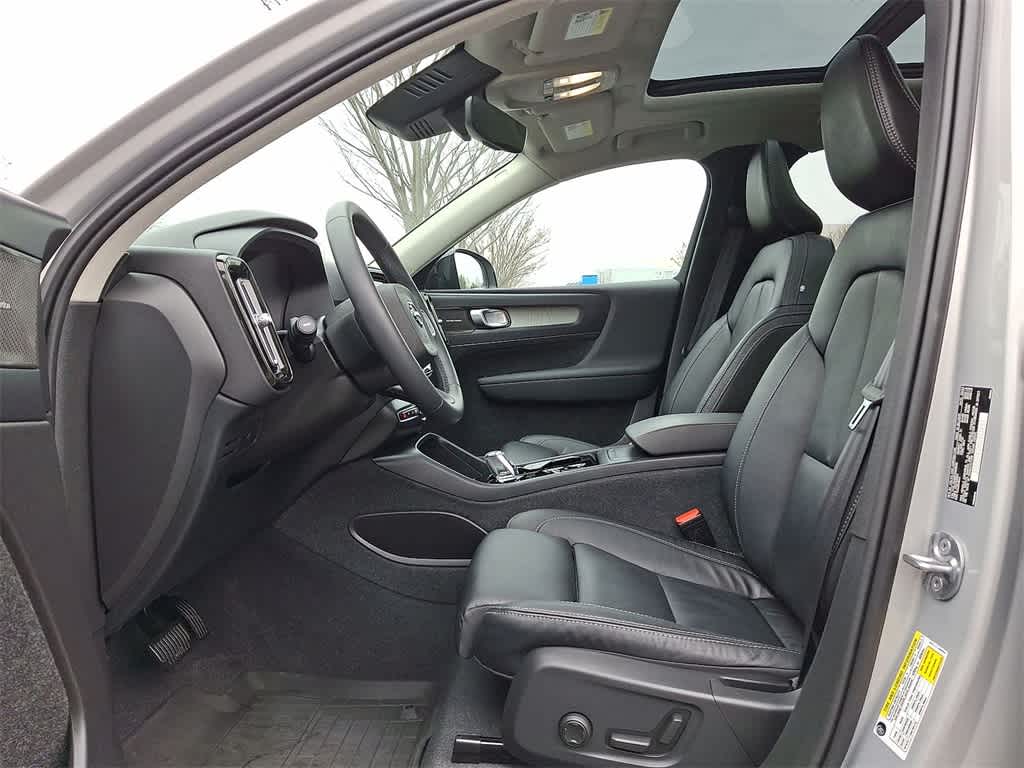 Thumbnail: 2023 Volvo XC40 - 11