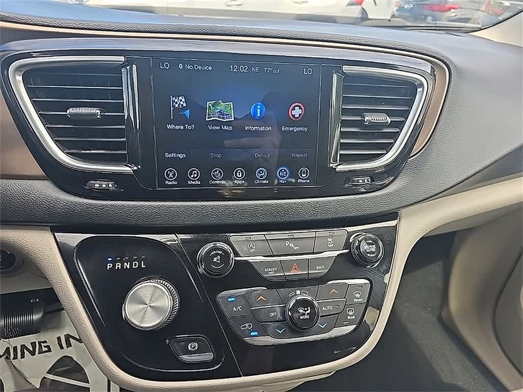 Thumbnail: 2017 Chrysler Pacifica - 11