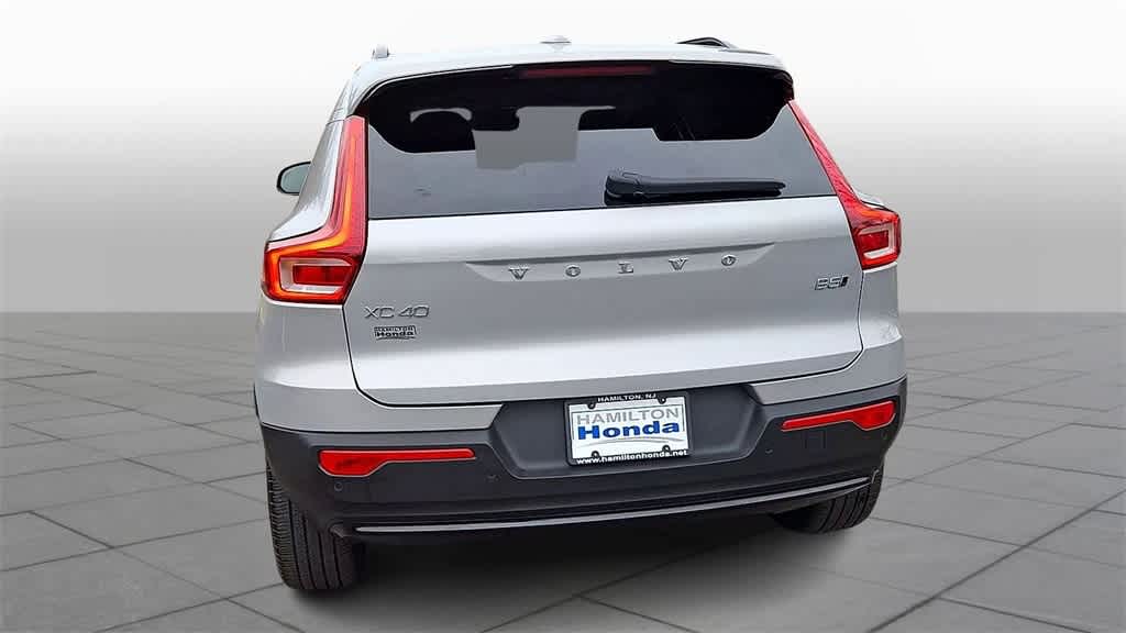 Thumbnail: 2023 Volvo XC40 - 7
