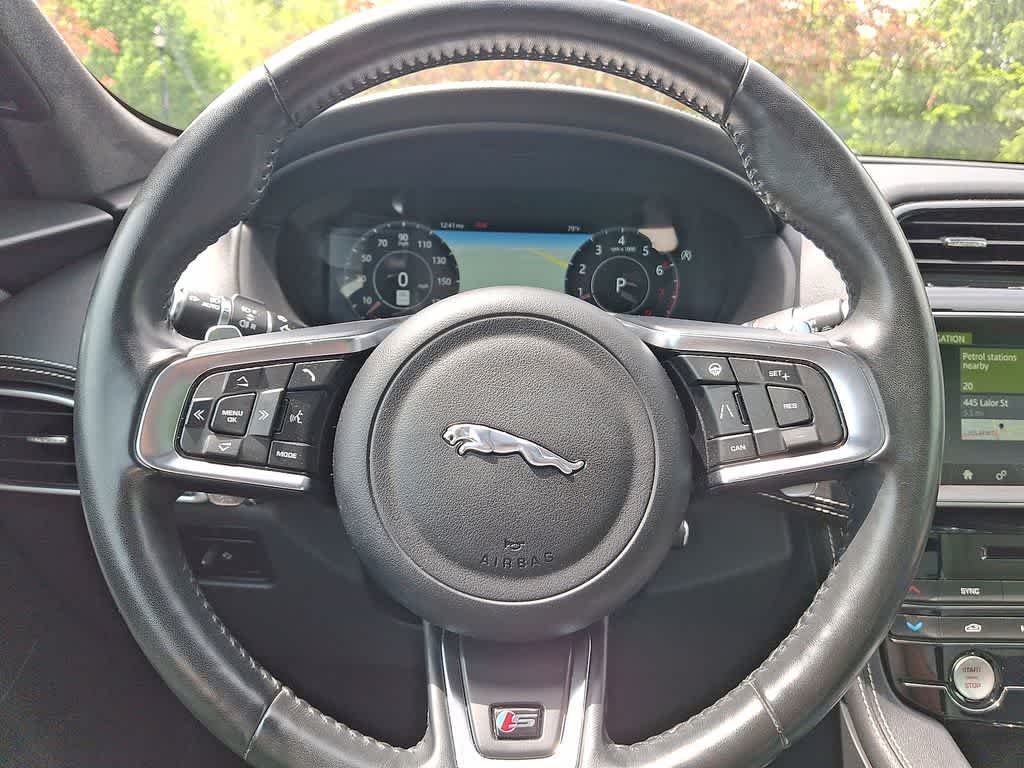 Thumbnail: 2019 Jaguar F-Pace - 16