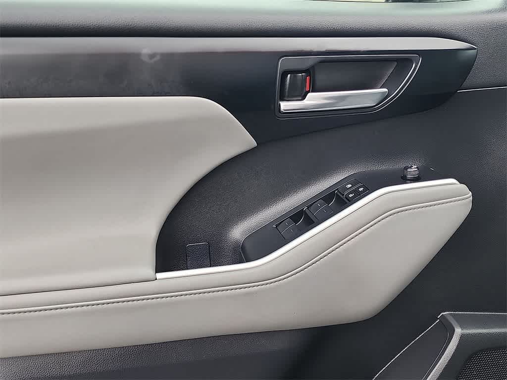 Thumbnail: 2023 Toyota Highlander - 16