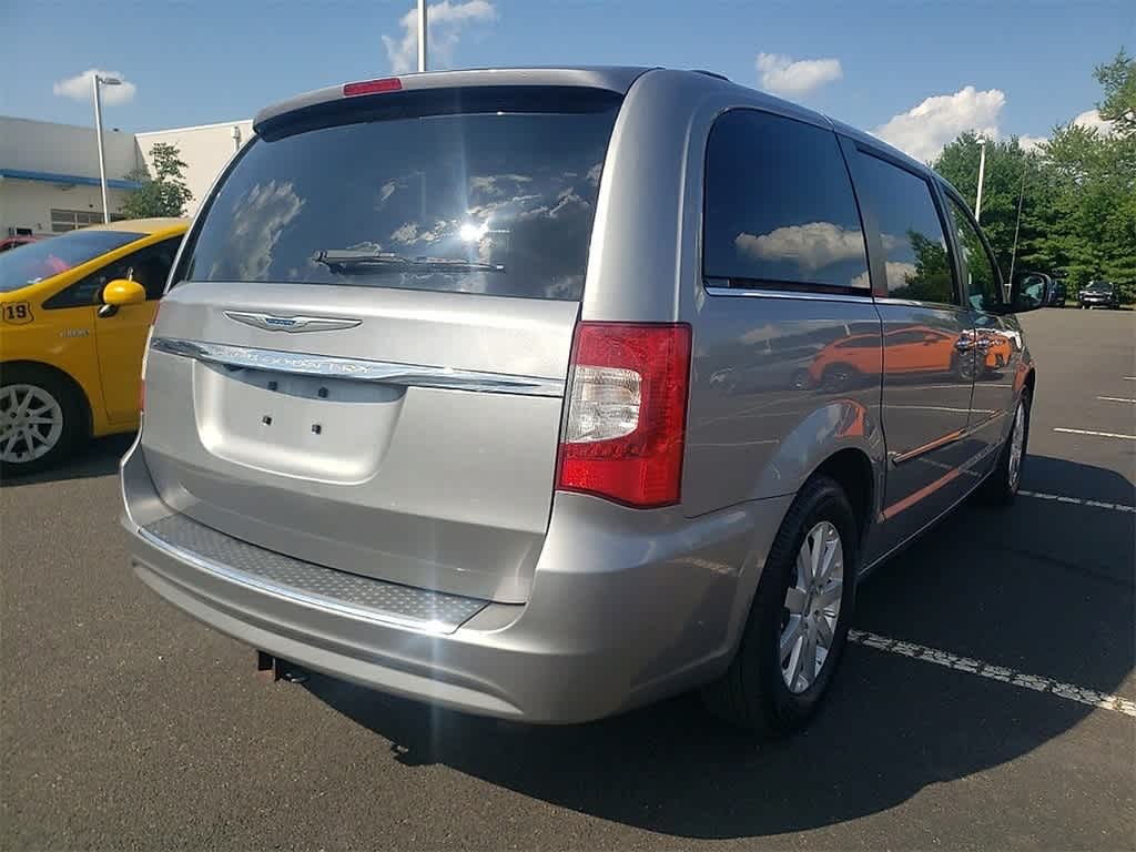 Thumbnail: 2016 Chrysler Town & Country - 5
