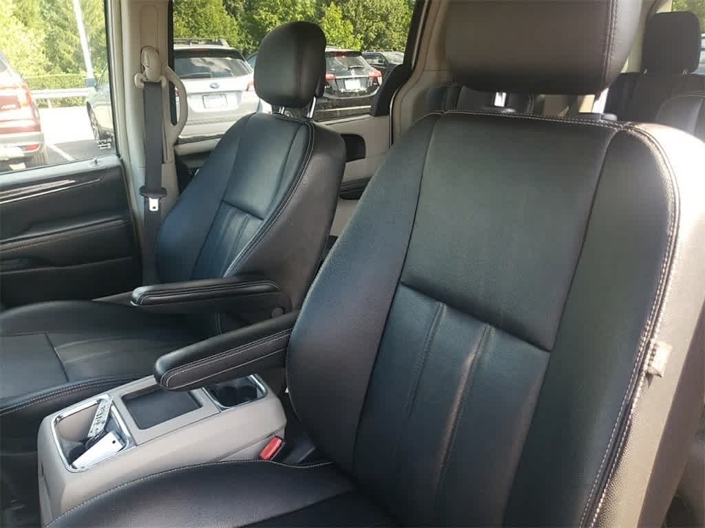 Thumbnail: 2016 Chrysler Town & Country - 11