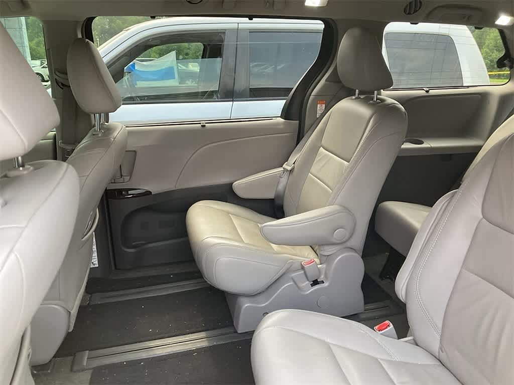Thumbnail: 2017 Toyota Sienna - 7