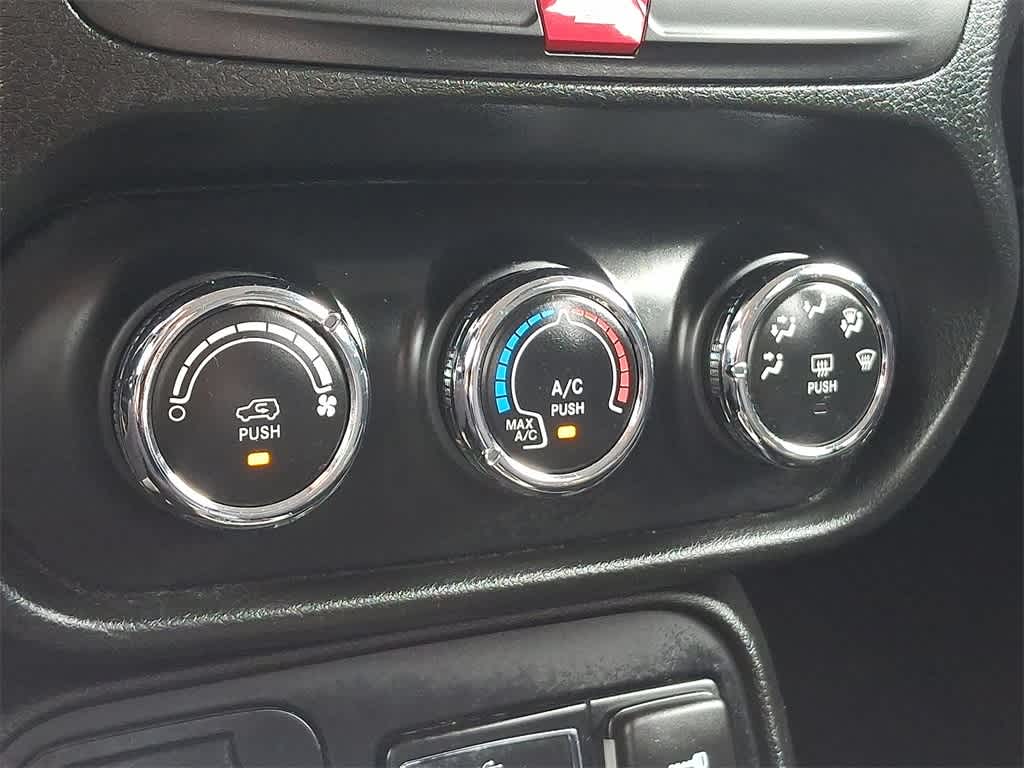 Thumbnail: 2016 Jeep Renegade - 19