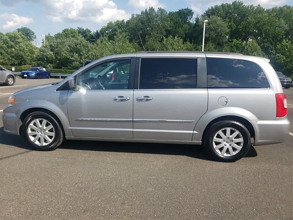 Thumbnail: 2016 Chrysler Town & Country - 8