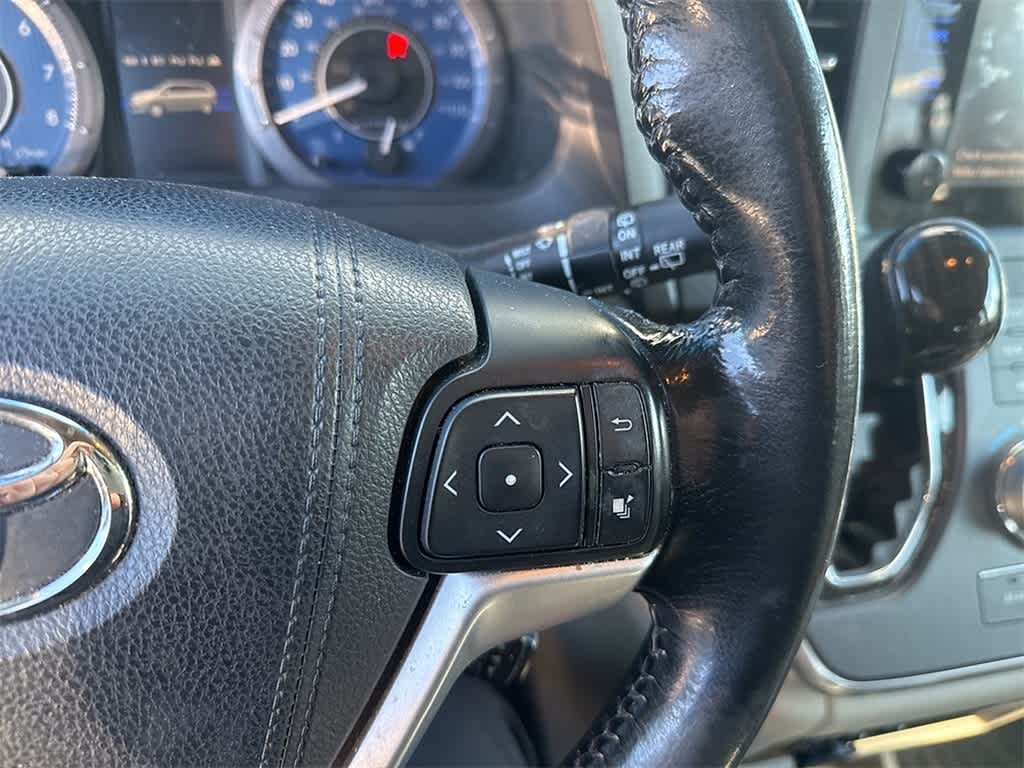 Thumbnail: 2016 Toyota Sienna - 10