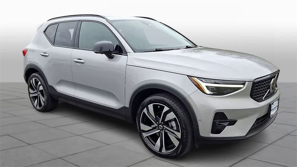 Thumbnail: 2023 Volvo XC40 - 2