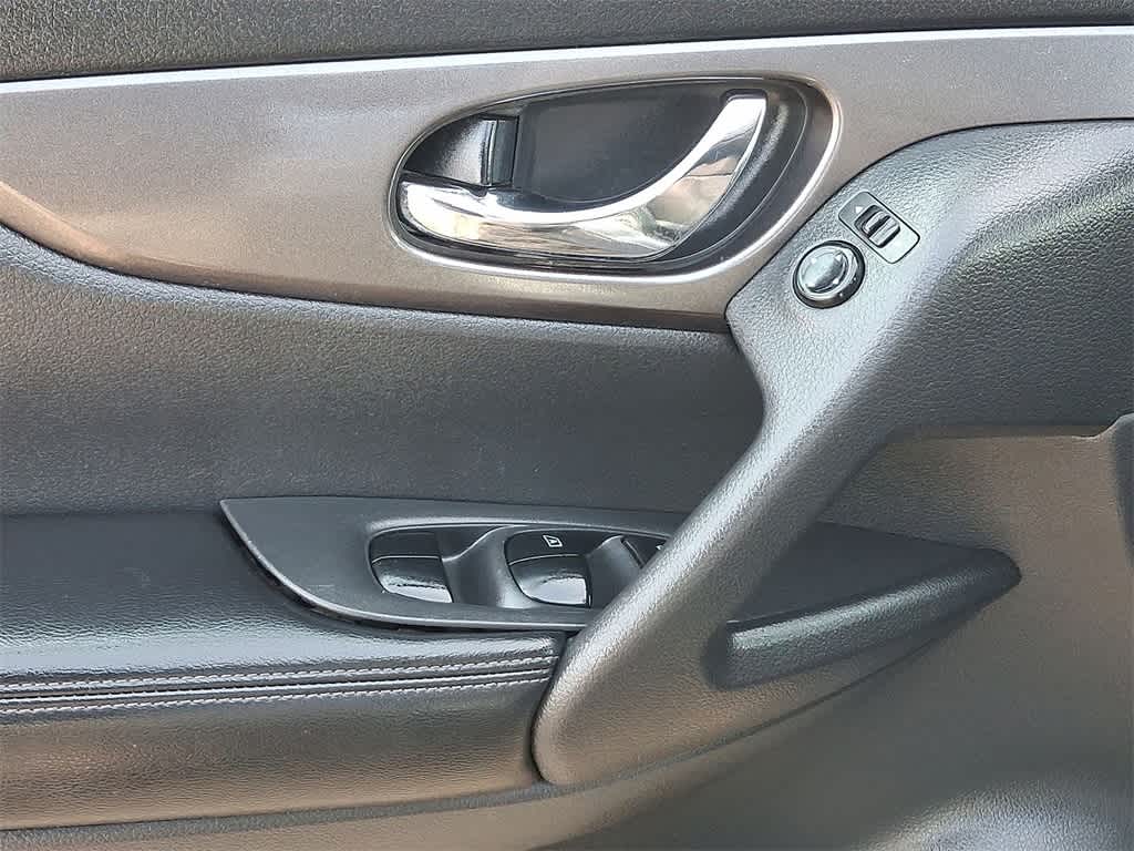 Thumbnail: 2016 Nissan Rogue - 10