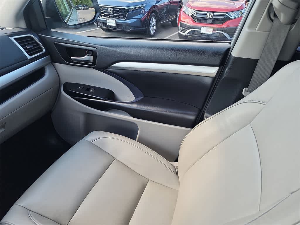 Thumbnail: 2019 Toyota Highlander - 11