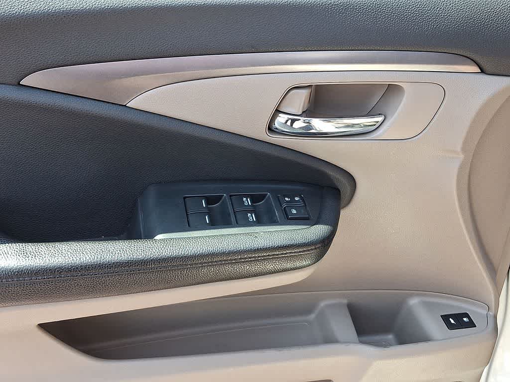 Thumbnail: 2017 Honda Pilot - 10