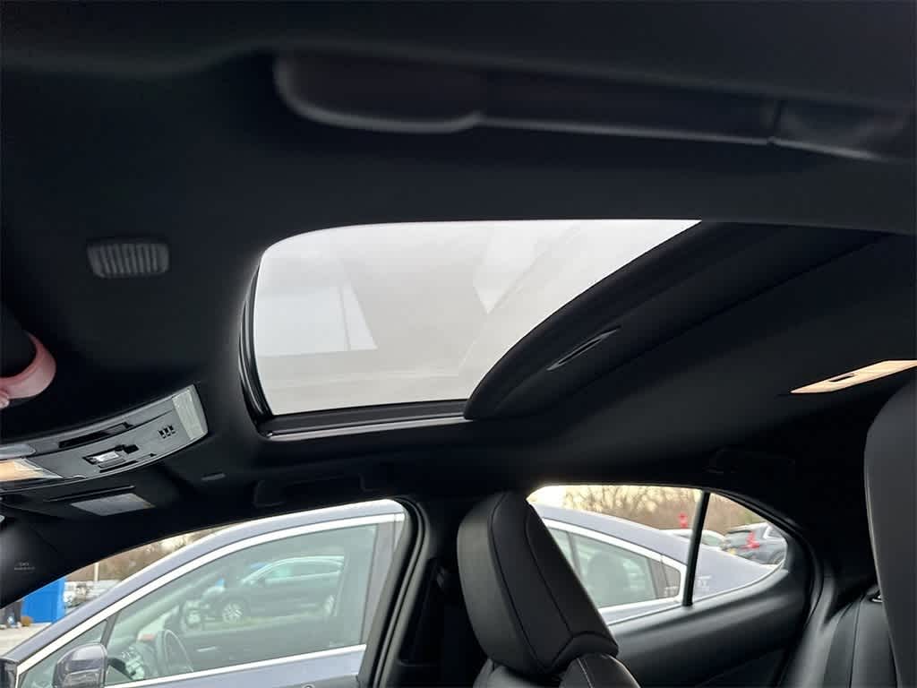 Thumbnail: 2023 Lexus UX - 8