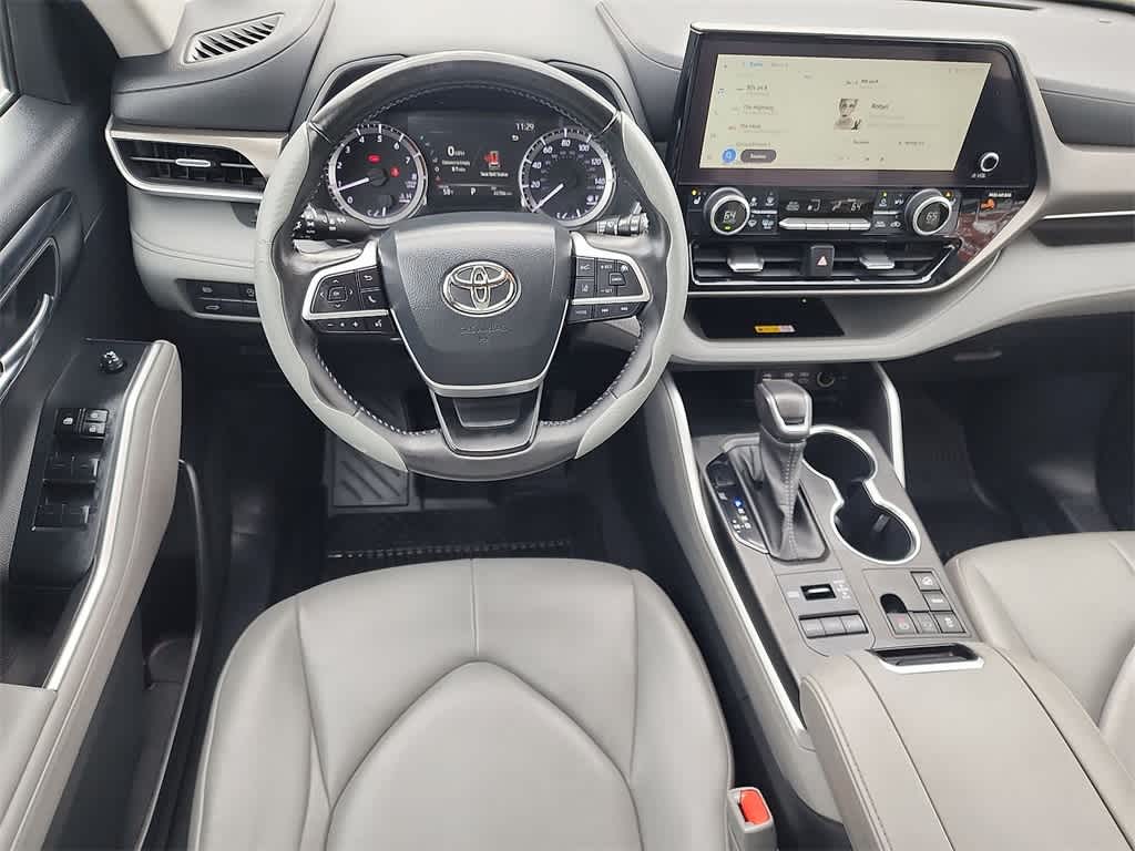 Thumbnail: 2023 Toyota Highlander - 27