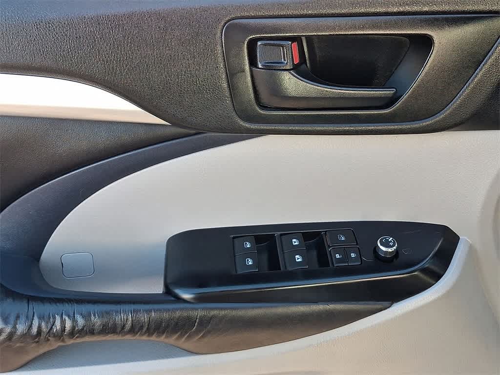 Thumbnail: 2016 Toyota Highlander - 10