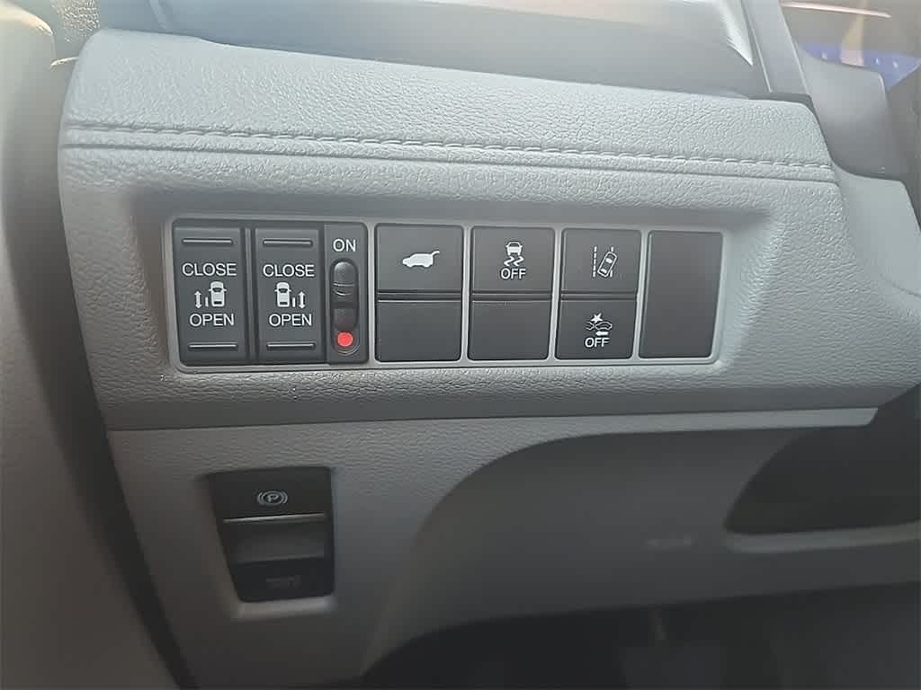 Thumbnail: 2018 Honda Odyssey - 16