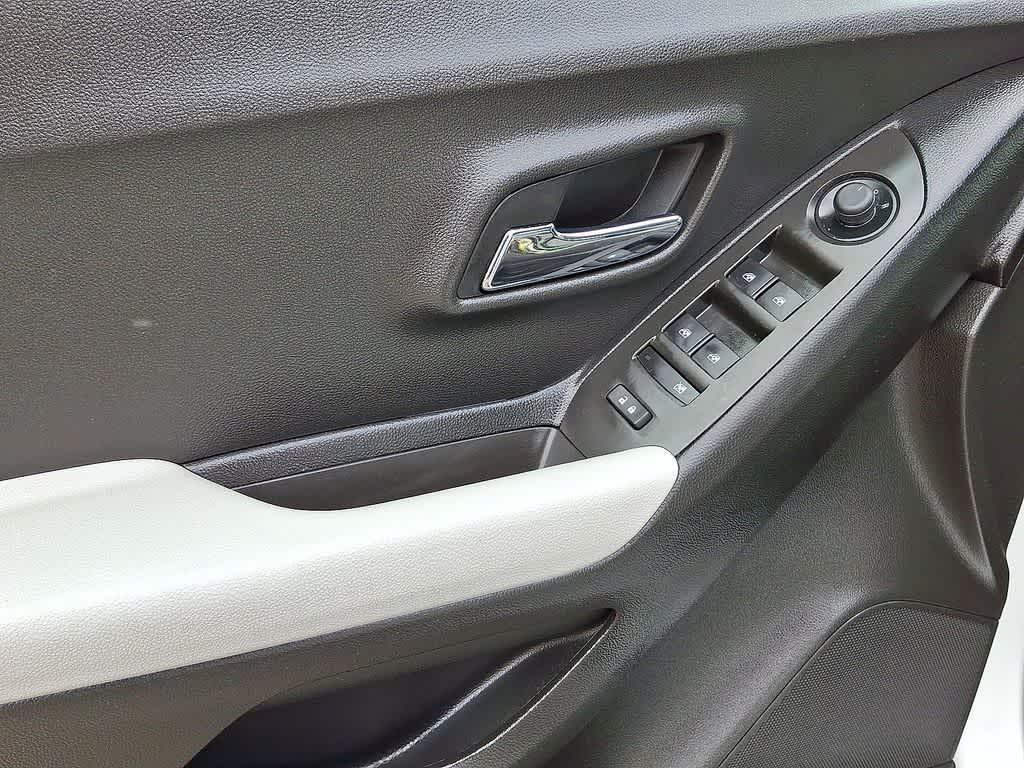 Thumbnail: 2017 Chevrolet Trax - 10