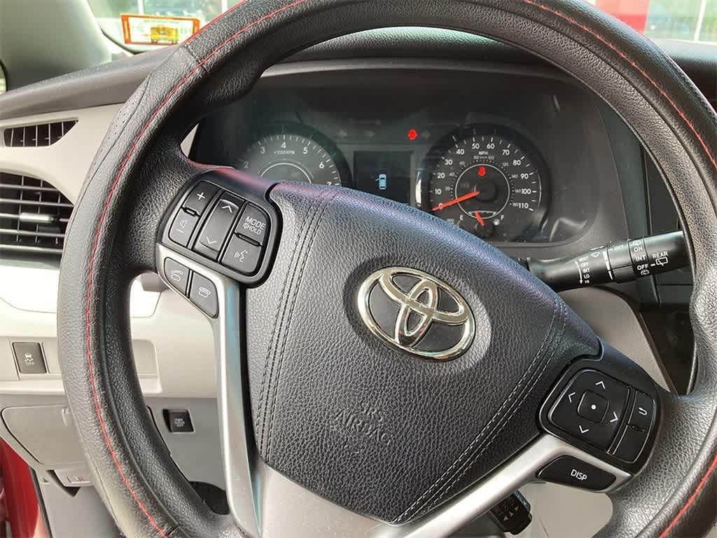 Thumbnail: 2015 Toyota Sienna - 12