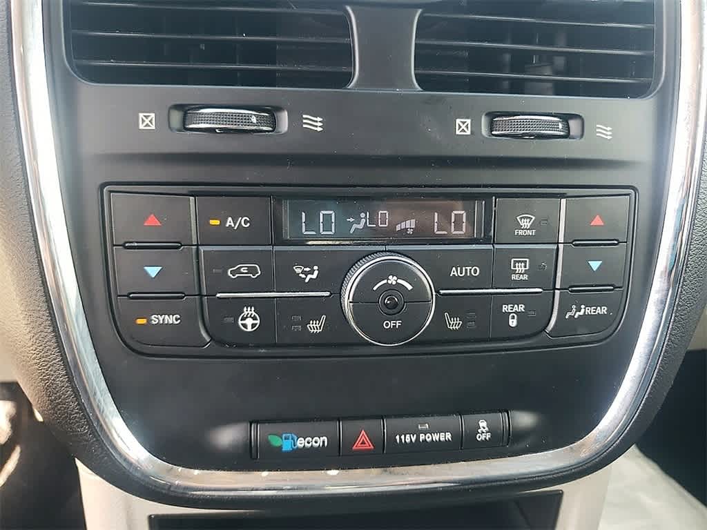 Thumbnail: 2016 Chrysler Town & Country - 15