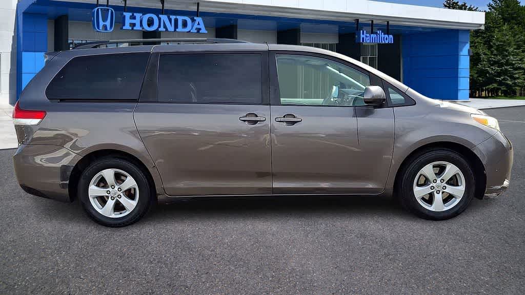 Thumbnail: 2011 Toyota Sienna - 9