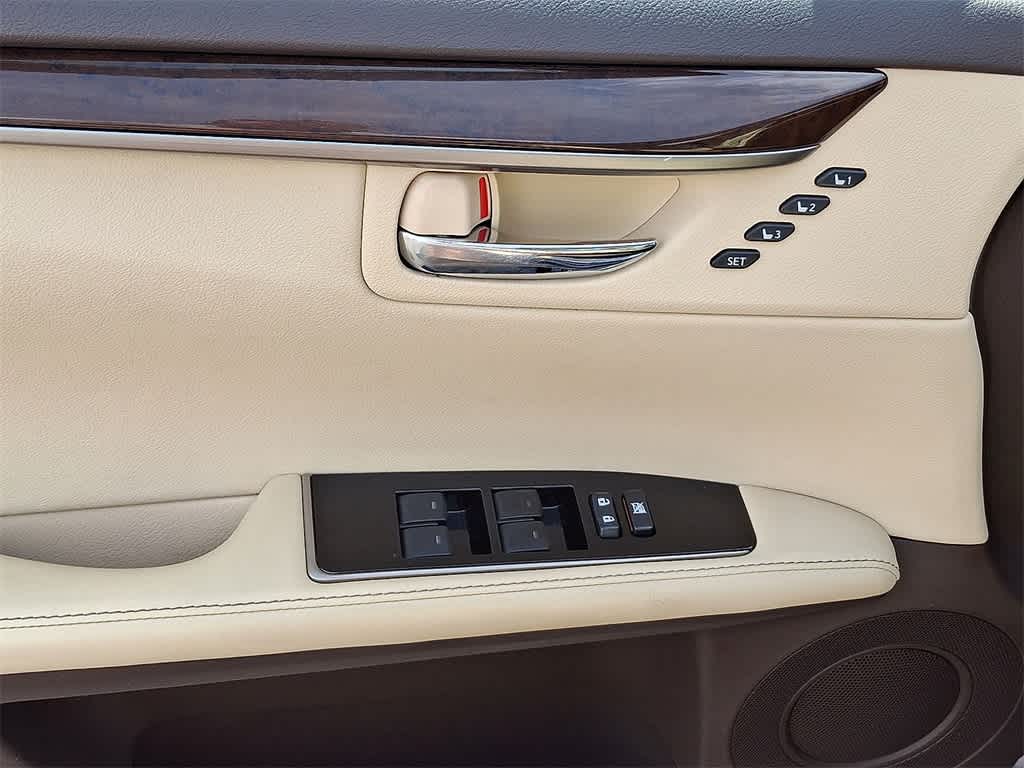 Thumbnail: 2016 Lexus ES - 10