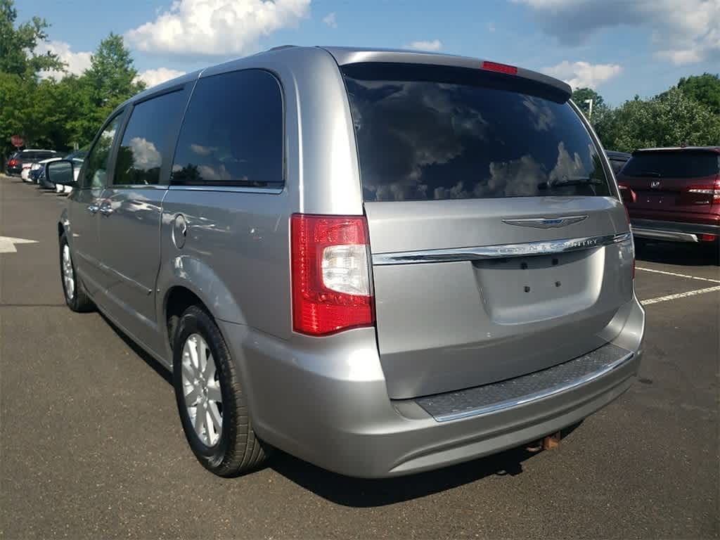 Thumbnail: 2016 Chrysler Town & Country - 7
