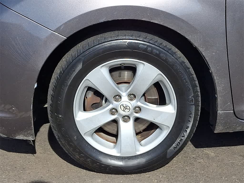 Thumbnail: 2011 Toyota Sienna - 10