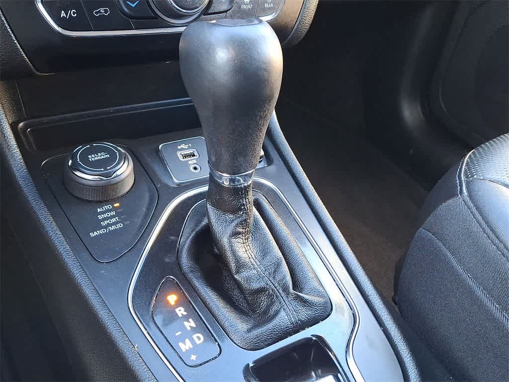 Thumbnail: 2019 Jeep Cherokee - 12