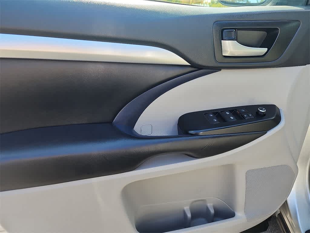 Thumbnail: 2019 Toyota Highlander - 16