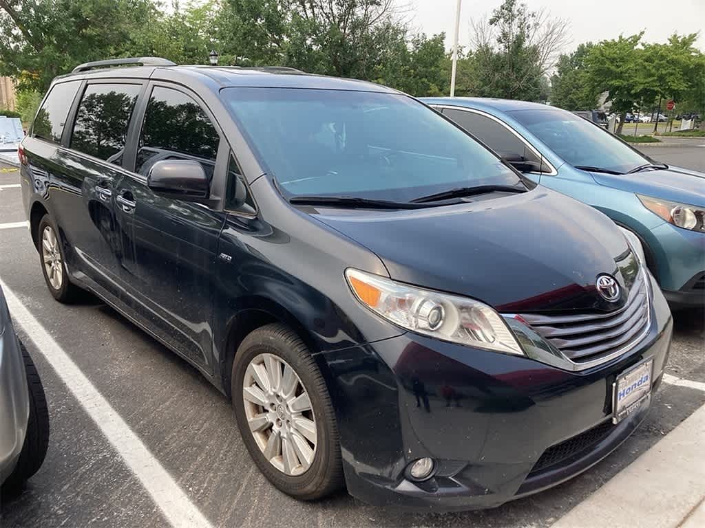 Thumbnail: 2017 Toyota Sienna - 3