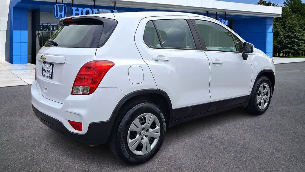 Thumbnail: 2017 Chevrolet Trax - 8