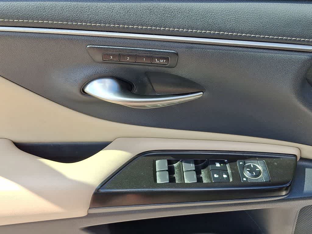 Thumbnail: 2019 Lexus ES - 10