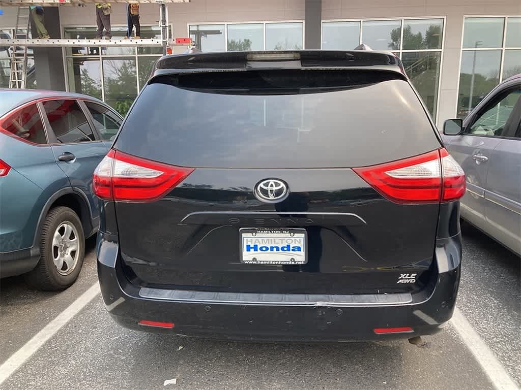 Thumbnail: 2017 Toyota Sienna - 5