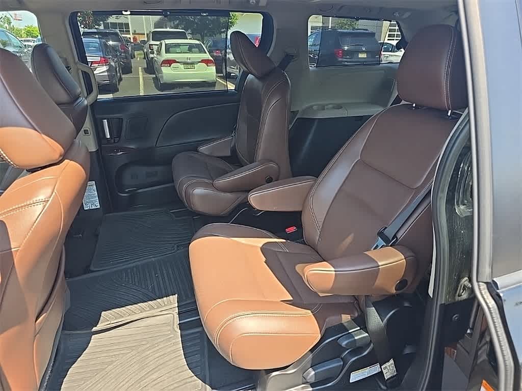 Thumbnail: 2018 Toyota Sienna - 7