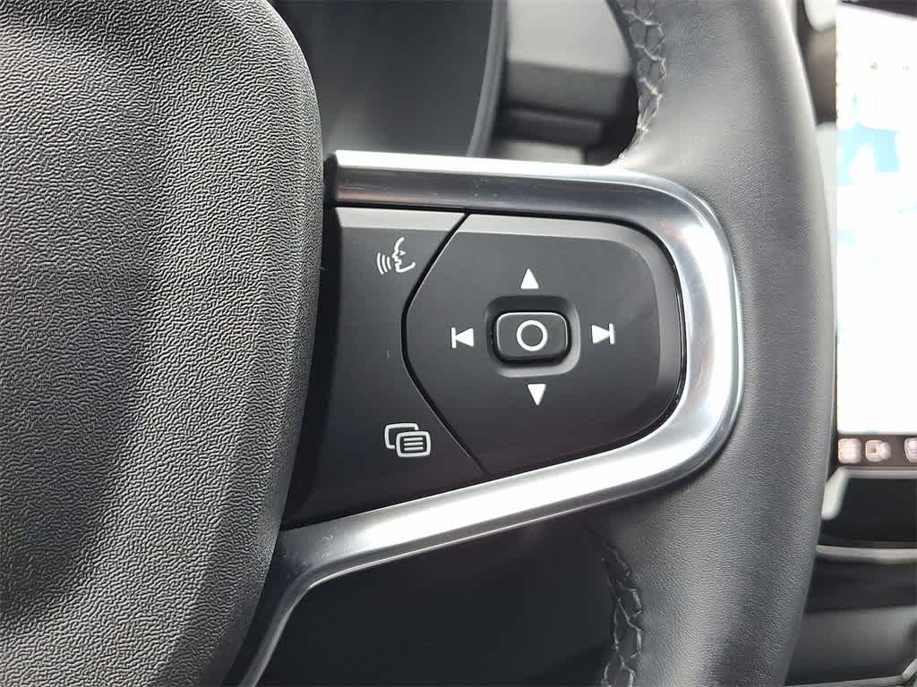 Thumbnail: 2023 Volvo XC40 - 18