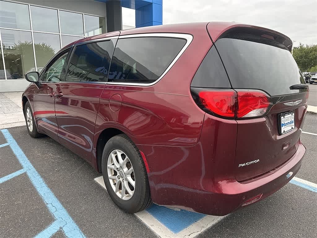 Thumbnail: 2017 Chrysler Pacifica - 6