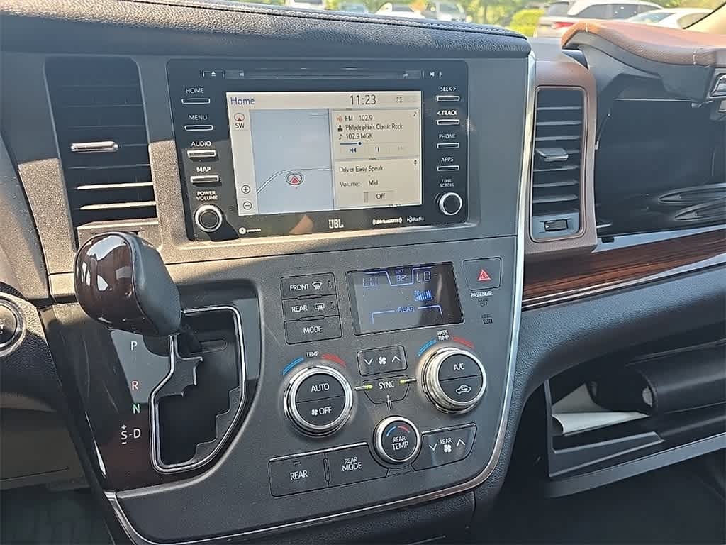 Thumbnail: 2018 Toyota Sienna - 11