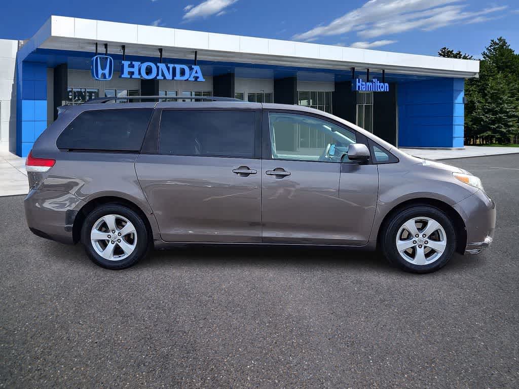 Thumbnail: 2011 Toyota Sienna - 25