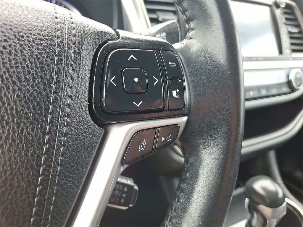 Thumbnail: 2019 Toyota Highlander - 18