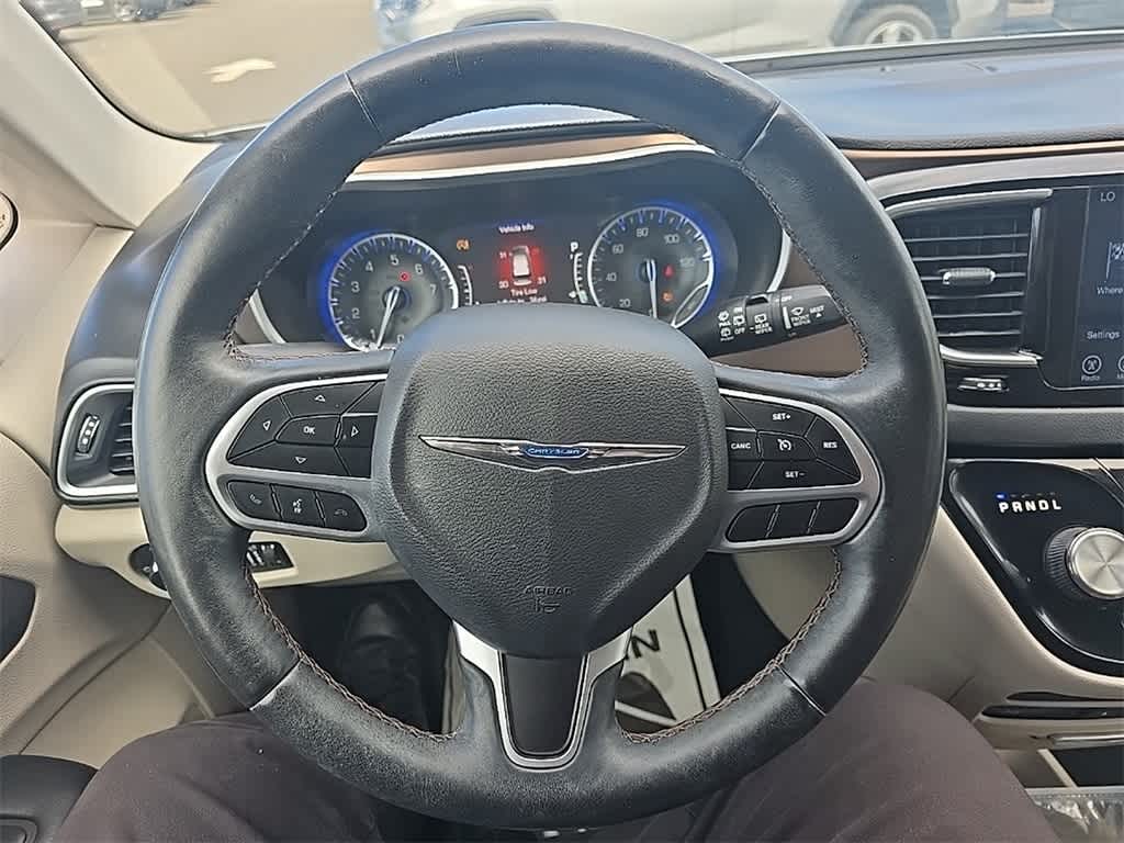 Thumbnail: 2017 Chrysler Pacifica - 10