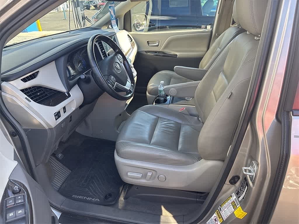 Thumbnail: 2016 Toyota Sienna - 8